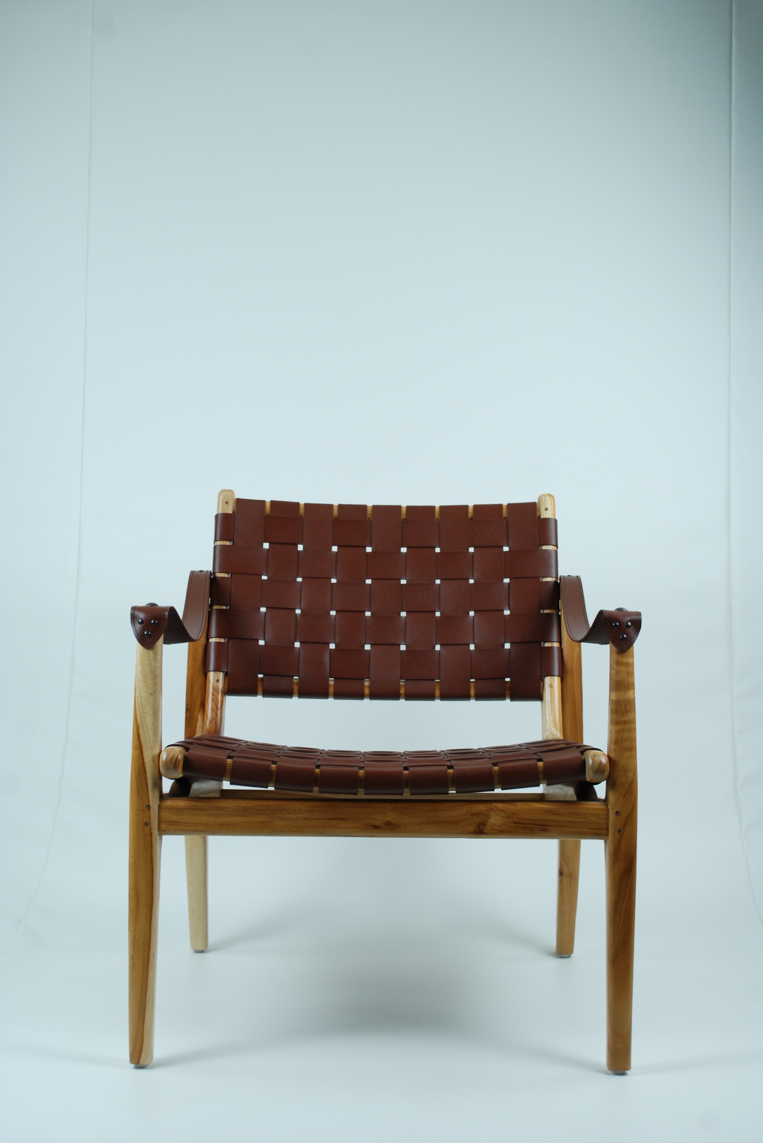 ジェイソン ラウンジアームチェア｜チーク × レザーストラップの静謐な美