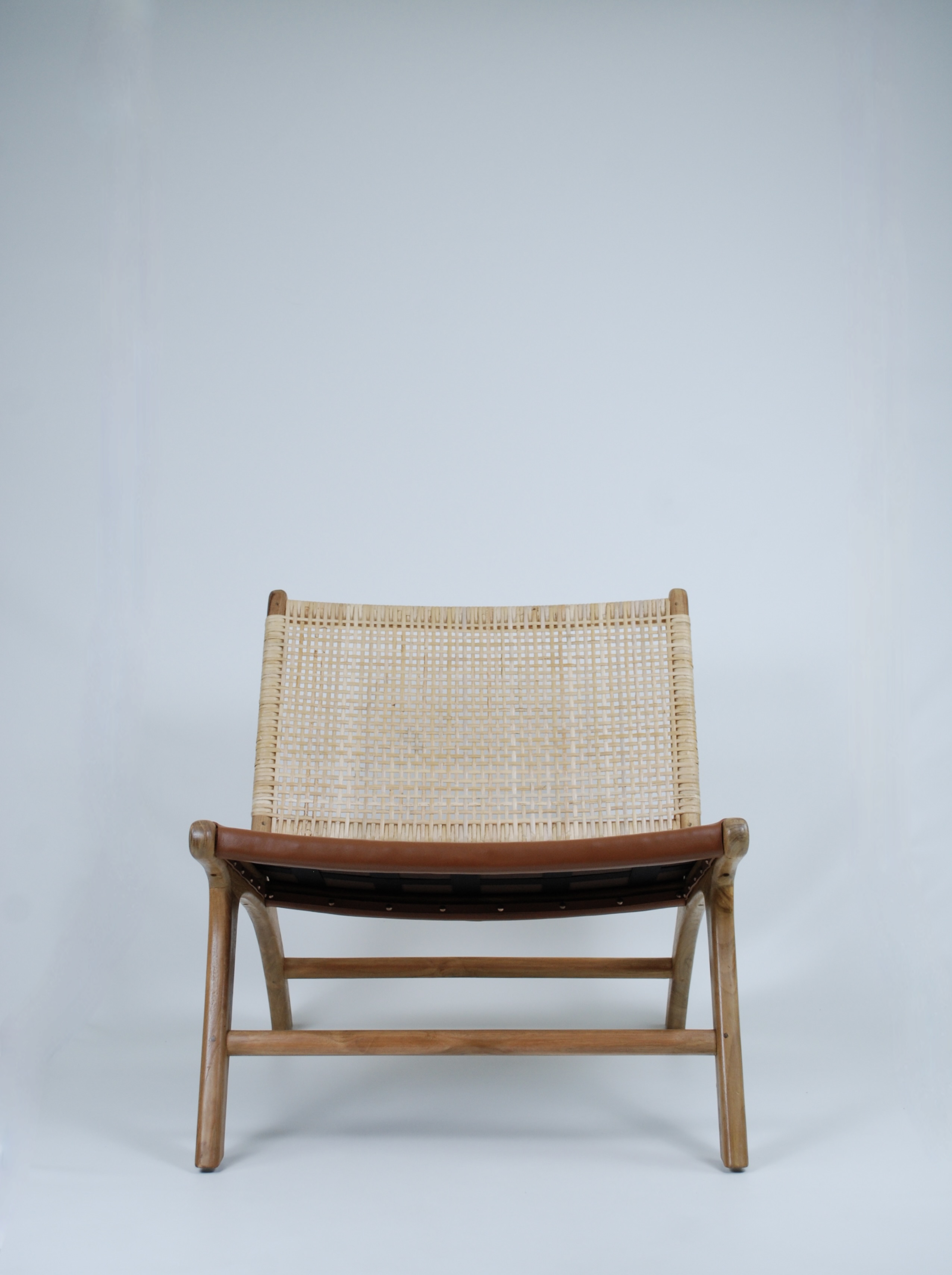 ロンドンレイジーチェア〜チーク・ラタン・本革レザーの３重奏