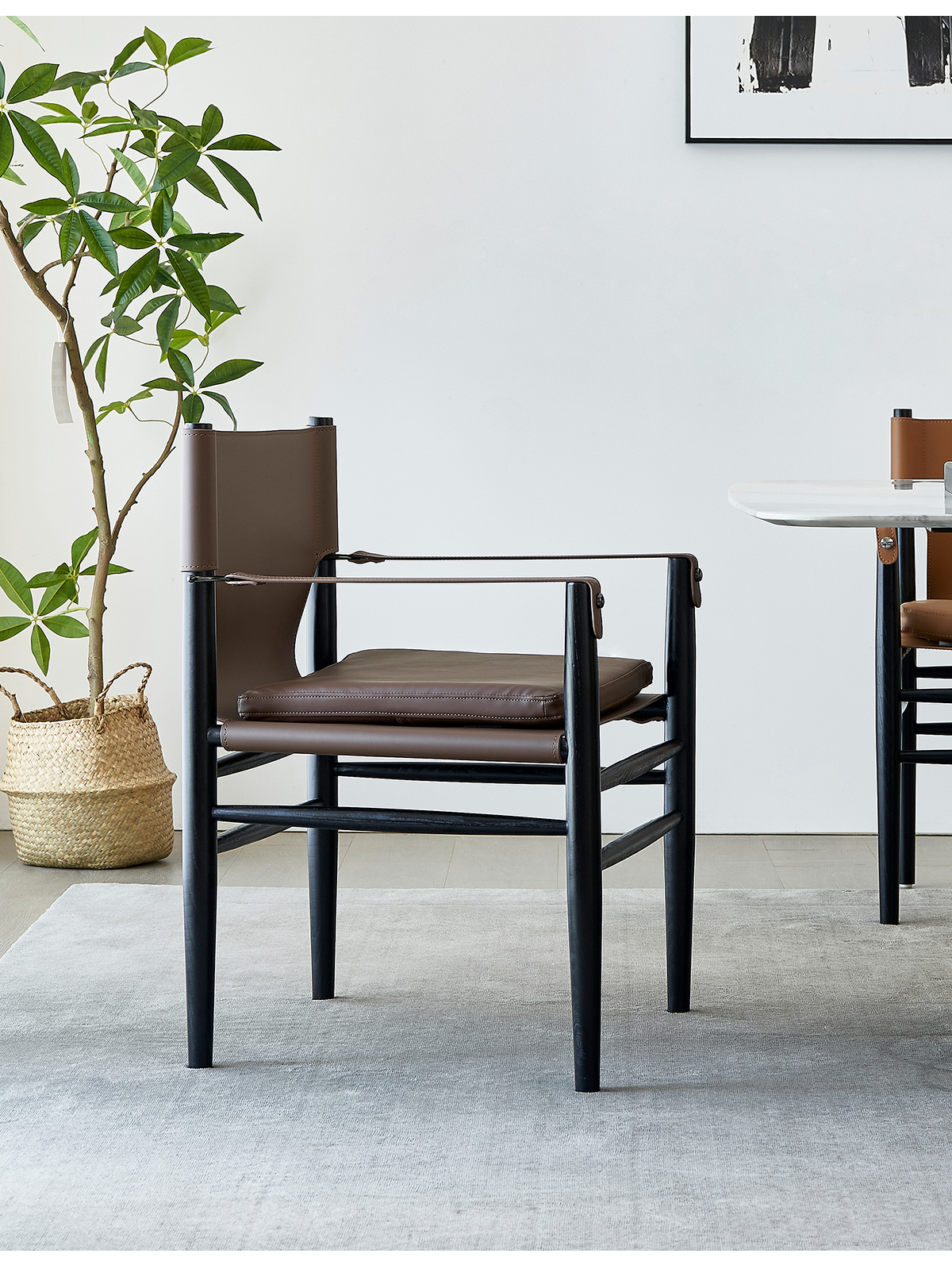 アッシュ無垢材と本革を使用したチェア VOLGA